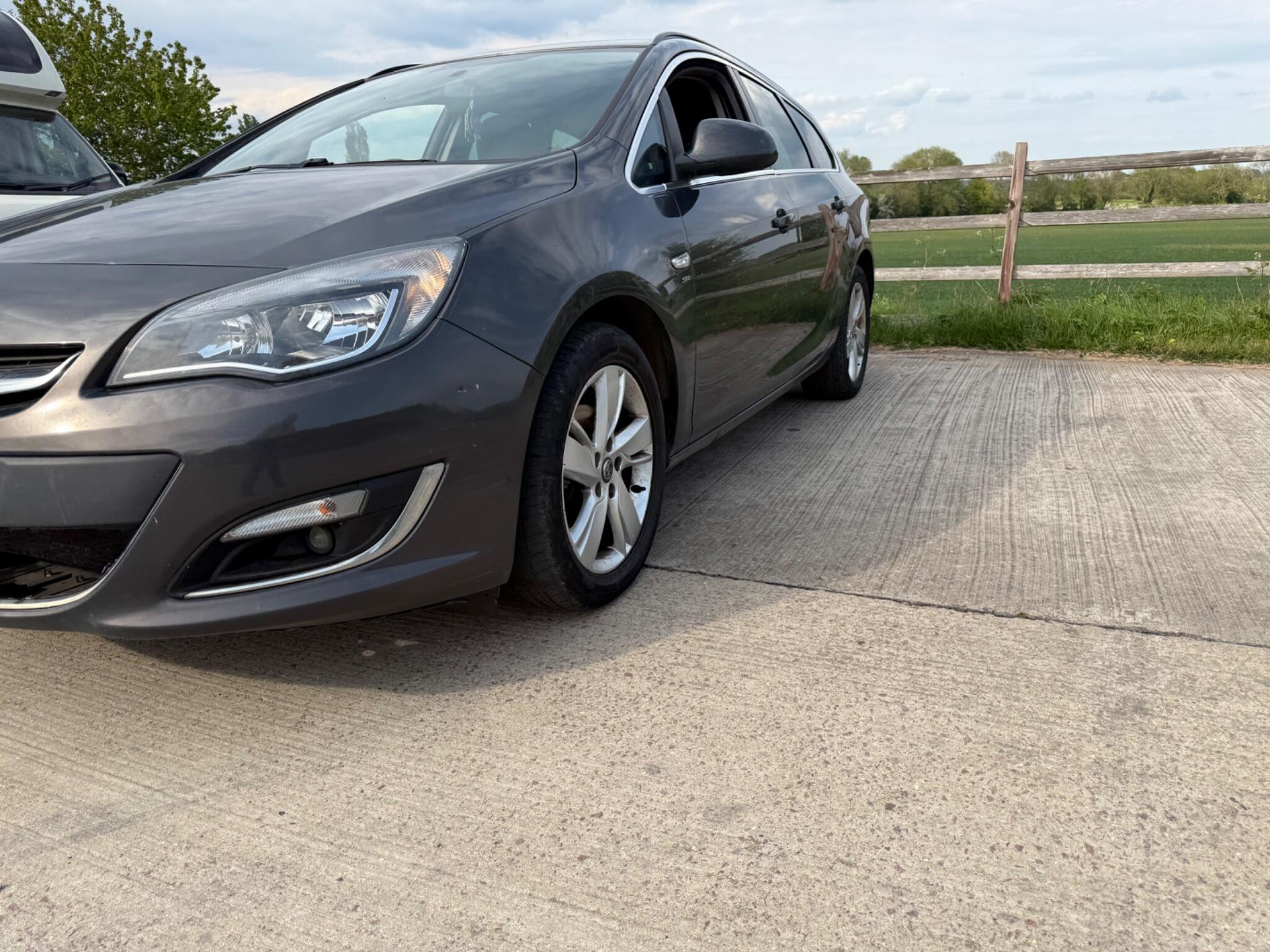 Vauxhall Astra 1.7 CDTi ecoFLEX SRi Sports Tourer Euro 5 5dr — photo 56 of 86
